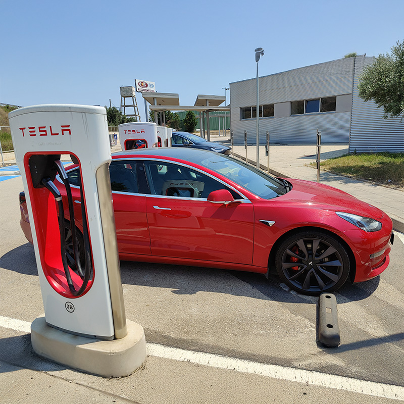 Cómo viajar en coche eléctrico por carretera: guía práctica de paradas, tiempos de carga y cómo aprovechar cada parada